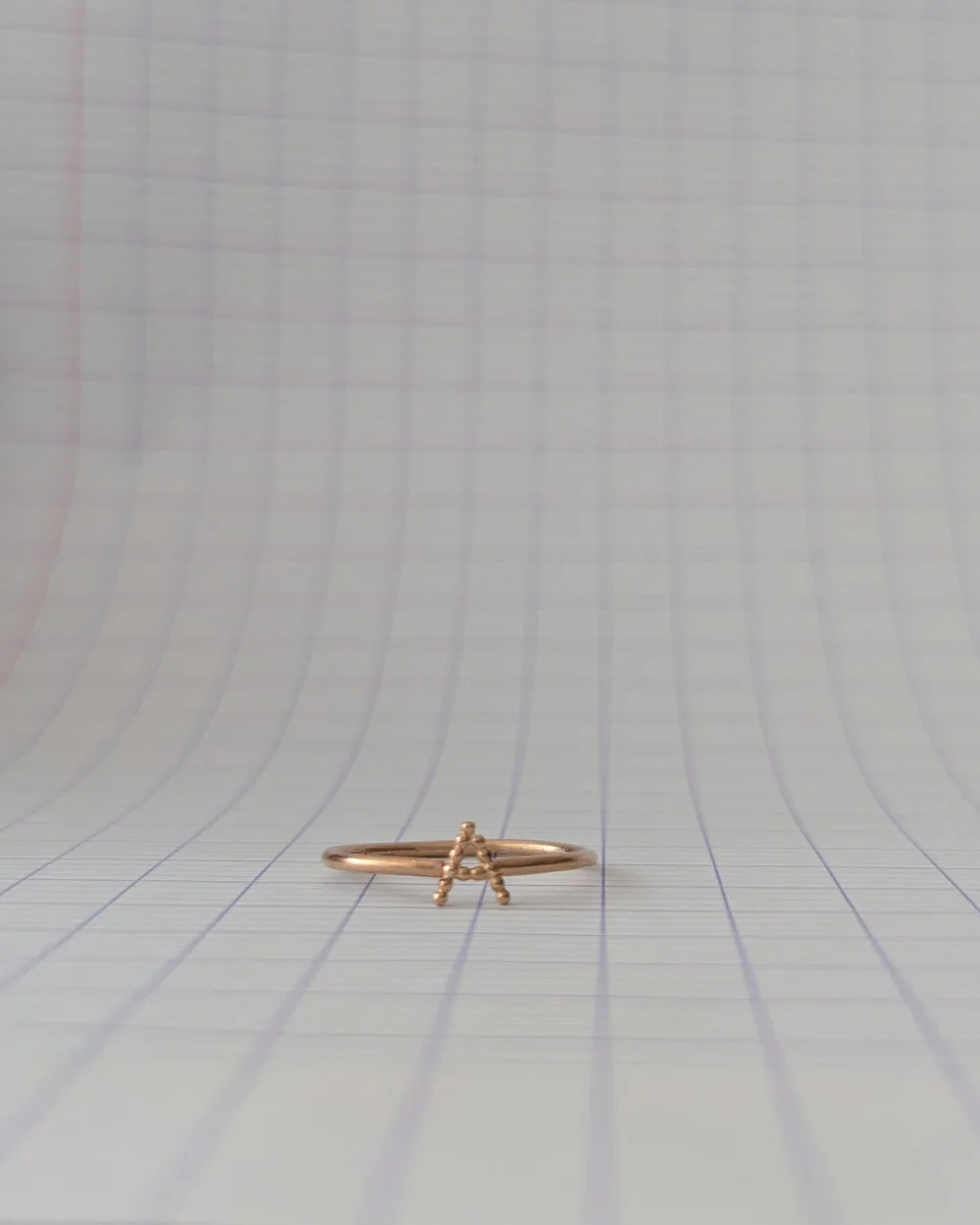 Bague fine ornée d'une lettre perlée