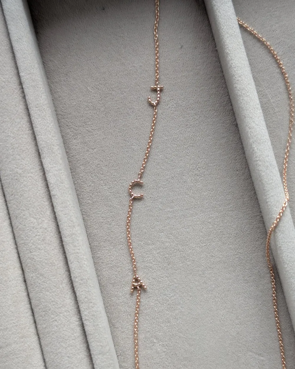 Collier à lettres présenté dans son écrin