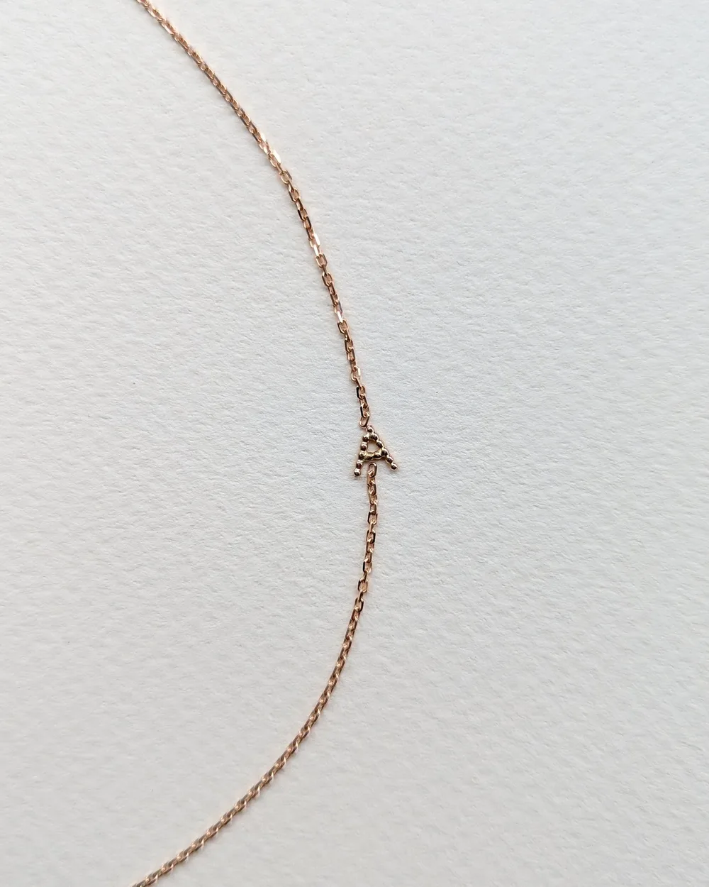 Collier fin orné d'une initiale perlée