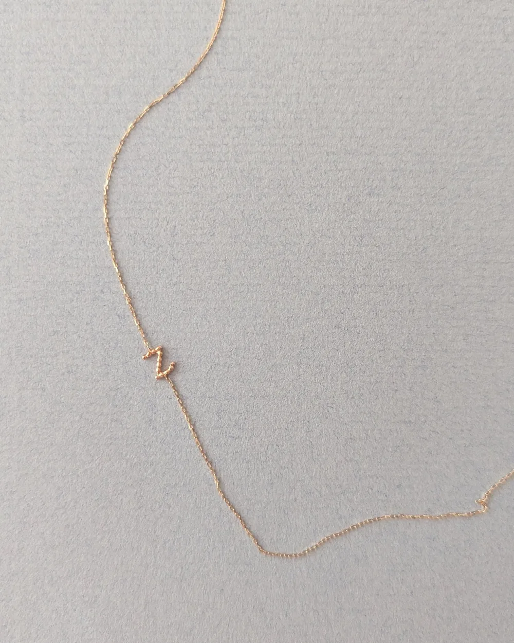 Collier orné d'une lettre perlée