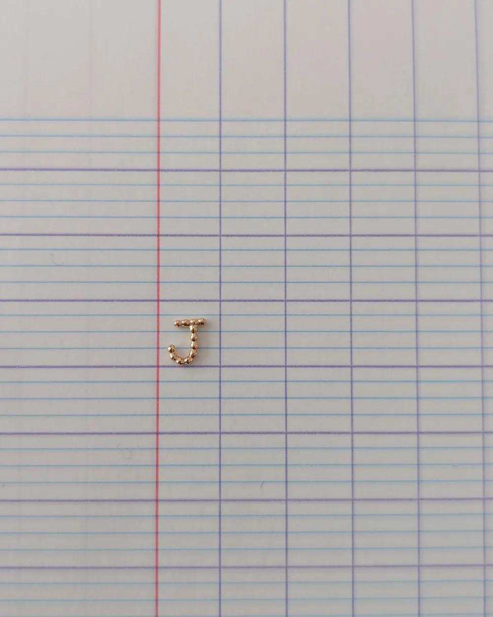 Une lettre perlée seule