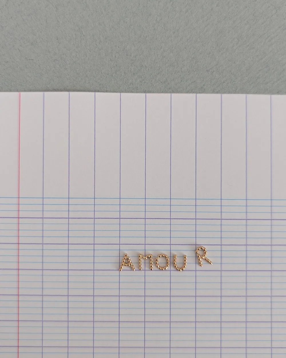 Le mot amour composé en lettres perlées