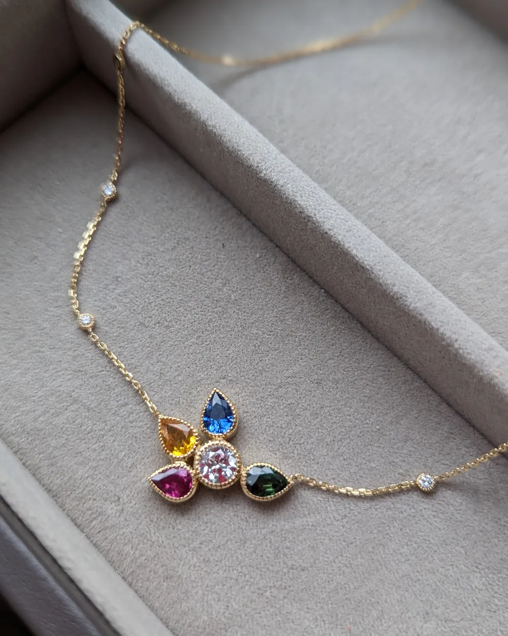 Collier pierres fines
